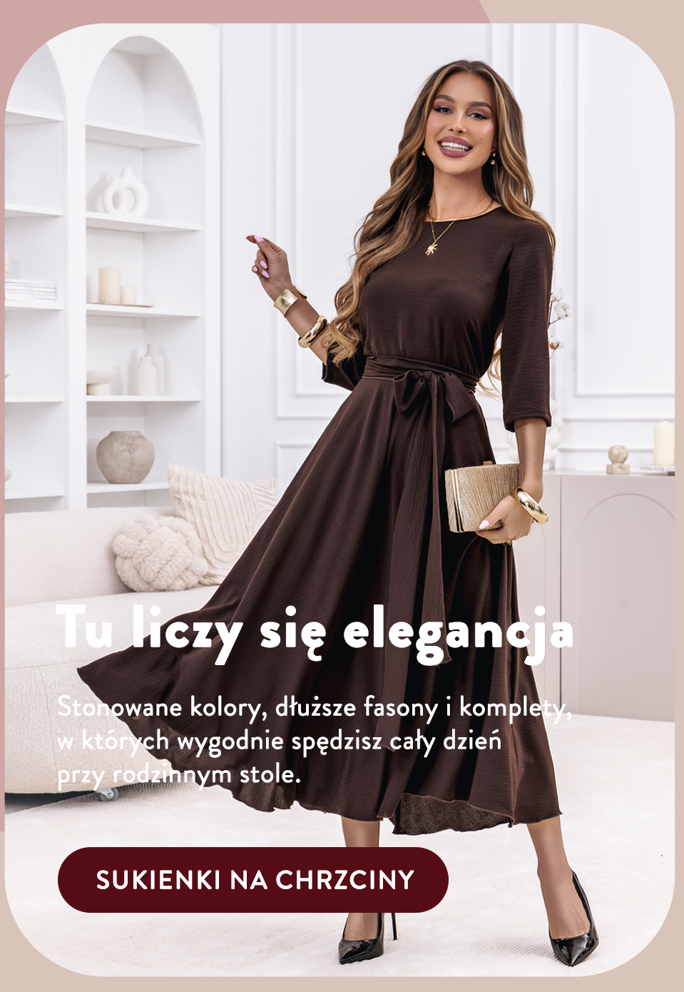 Tu liczy się elegancja. Stonowane kolory, dłuższe fasony i komplety, w kt&oacute;rych wygodnie spędzisz cały dzień przy rodzinnym stole. Sukienki na chrzciny.